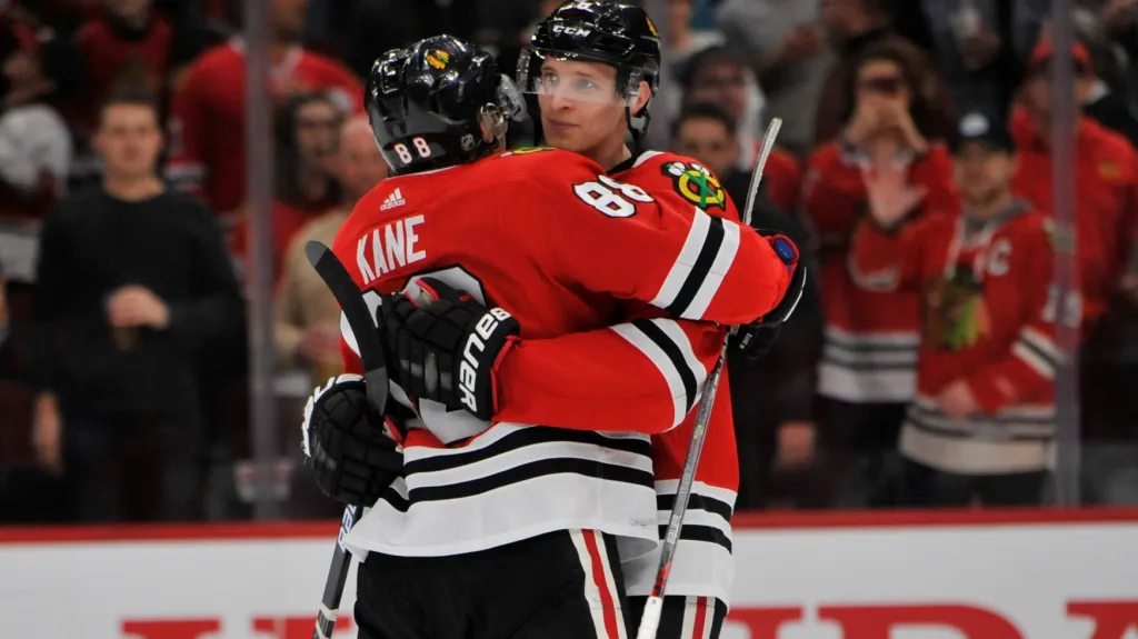 Patrick Kane a Dominik Kubalík oslavují gól Chicaga v utkání NHL