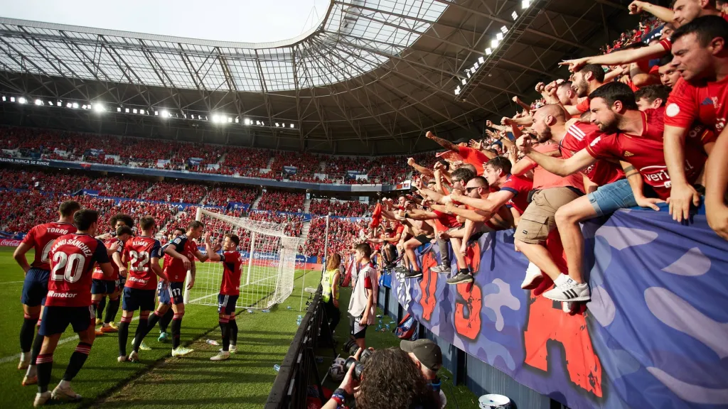 Fotbalisté Osasuny oslavují s fanoušky branku