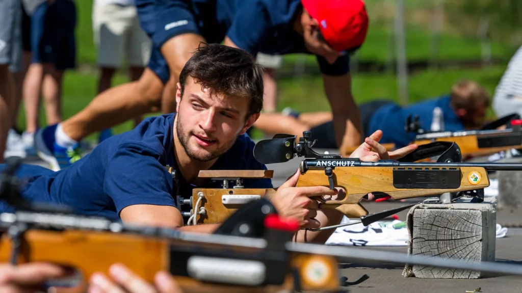 Sportovní malorážka vleže - ilustrační foto