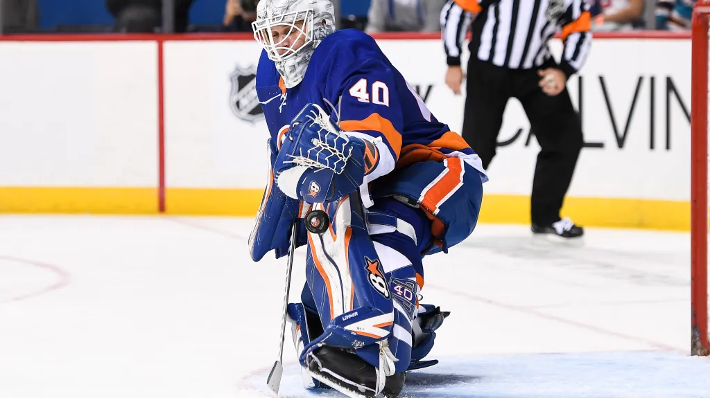 Brankář Islanders Robin Lehner