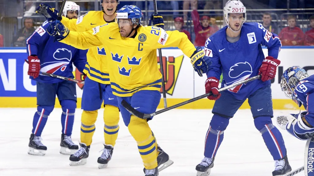 Švédští hokejisté slaví gól v síti Francie