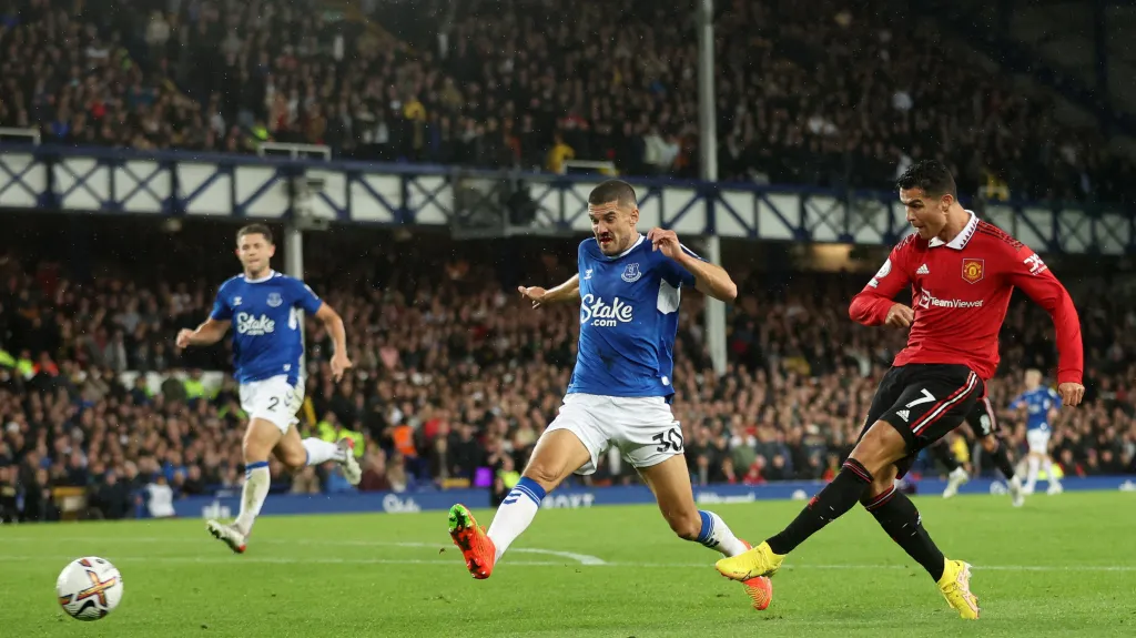 Cristiano Ronaldo z Manchesteru United střílí gól v Goodison Parku