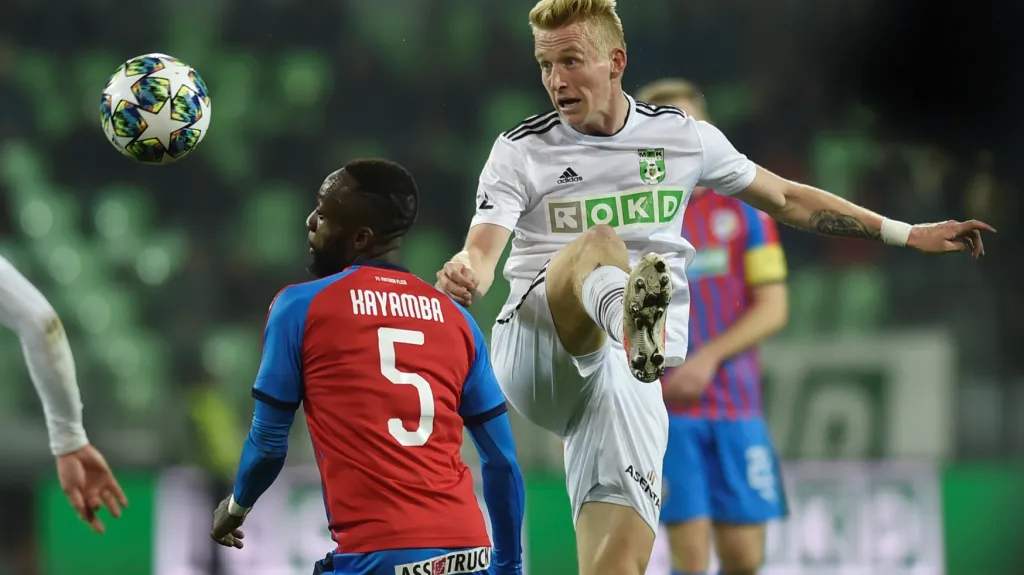 Joel Kayamba z Plzně a Michal Petráň z Karviné