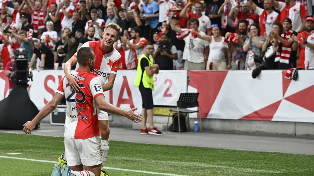 Tomáš Chorý ze Slavie přijímá gratulaci od Davida Zimy po vstřeleném gólu