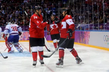 Kanaďan Drew Doughty (vpravo) slaví svůj gól se spoluhráčem Coreym Perrym