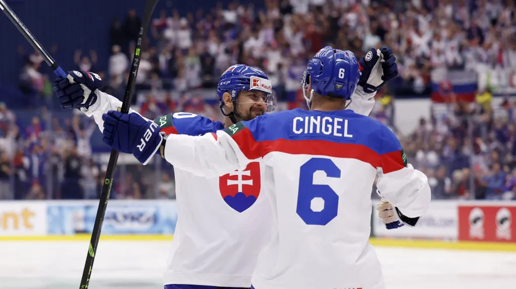Tomáš Tatar a Lukáš Cingel se radují z gólu na mistrovství světa