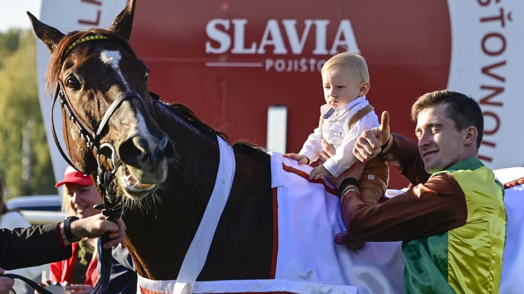 Pavel Složil ml. s vítězným Talentem v cíli Velké pardubické
