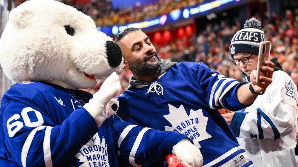 Fanoušek Toronta se fotí s maskotem Maple Leafs Carltonem
