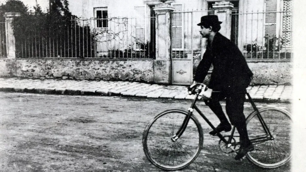 Alfred Jarry na bicyklu