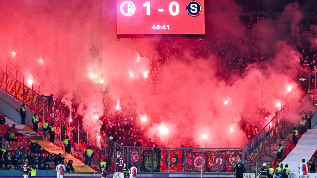 Sparťanští fanoušci během derby