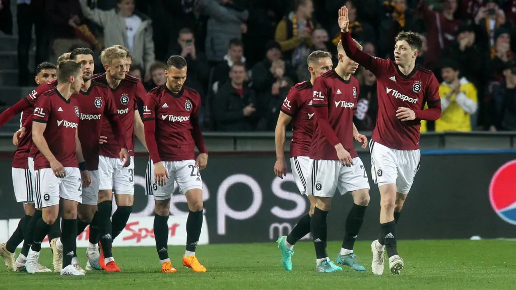 Fotbalisté Sparty slaví gól v síti Plzně