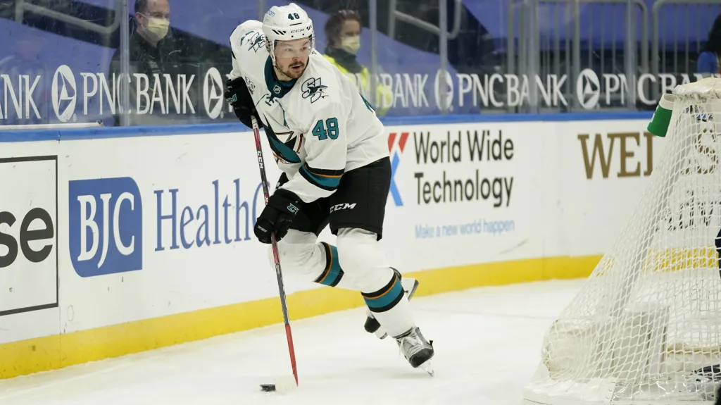 Tomáš Hertl ze San Jose v utkání NHL