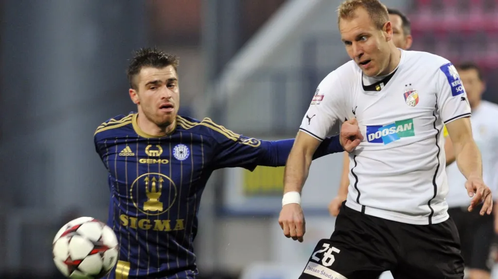 Radim Nepožitek z Olomouce (vlevo) a Daniel Kolář z Plzně bojují o míč