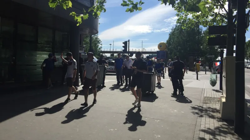 Jedna z mnoha bezpečnostních kontrol před Stade de France