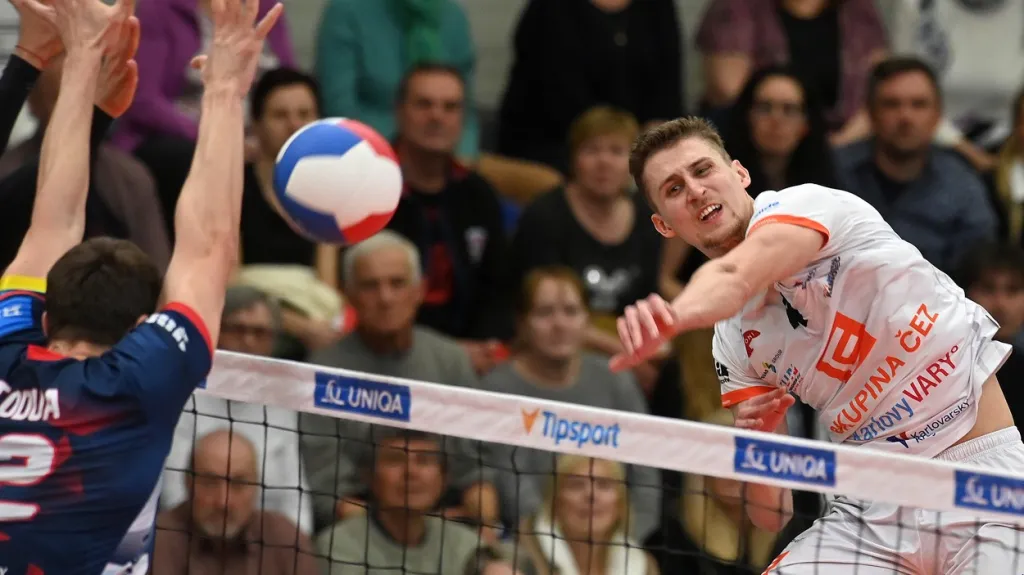 Patrik Lamanec z Karlovarska útočí proti obraně Lvů Praha