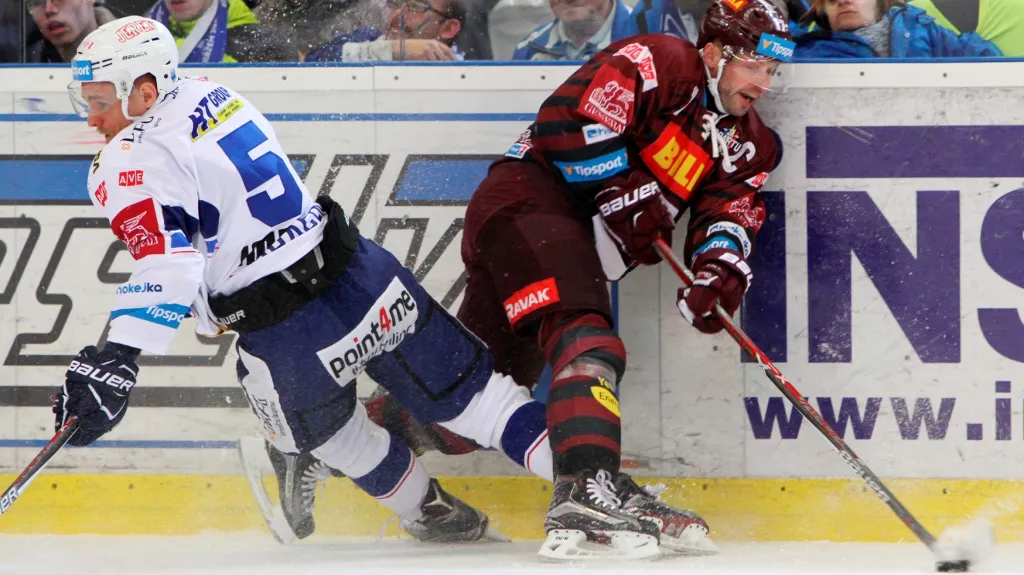 Jaroslav Hlinka ze Sparty (vpravo) v souboji s Tomášem Vondráčkem z Komety