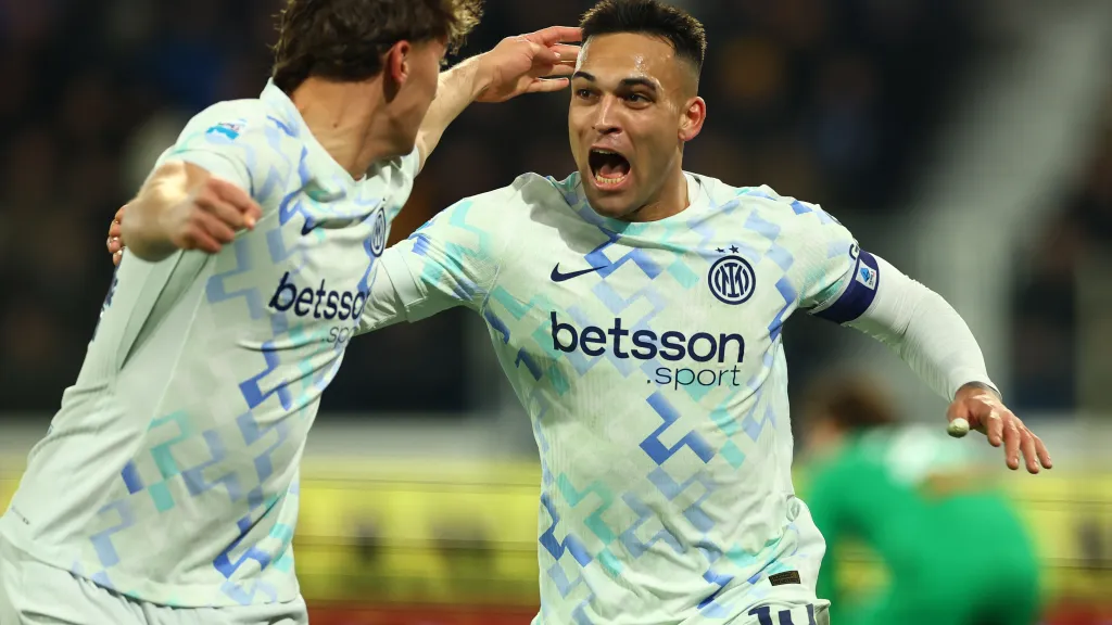 Kapitán Interu Milán Lautaro Martínez slaví gól