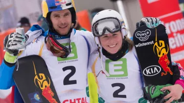 Ester Ledecká (vpravo) a Roland Fischnaller
