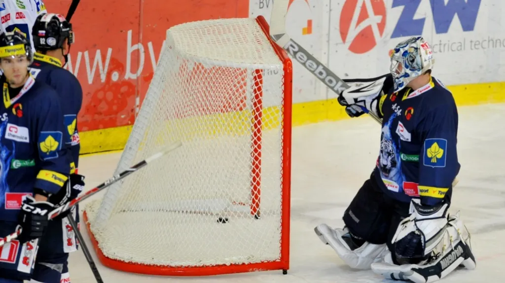 Rozhodčí čtvrtý gól Komety neuznali - o chvíli dříve brankář Ján Lašák při přemístění posunul branku
