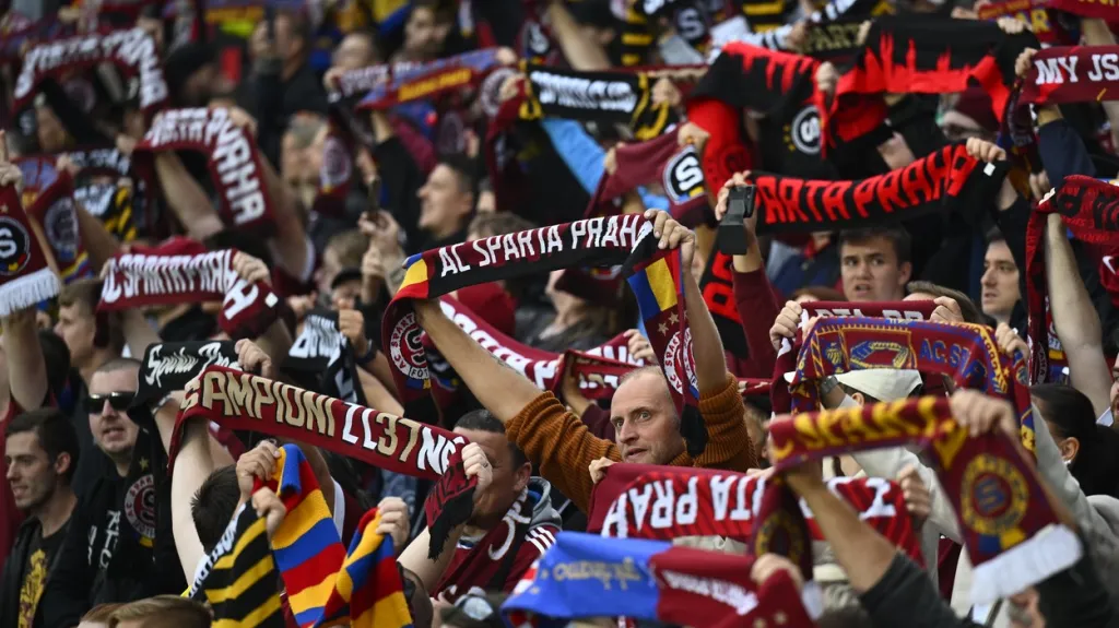 Fanoušci Sparty plní tribuny