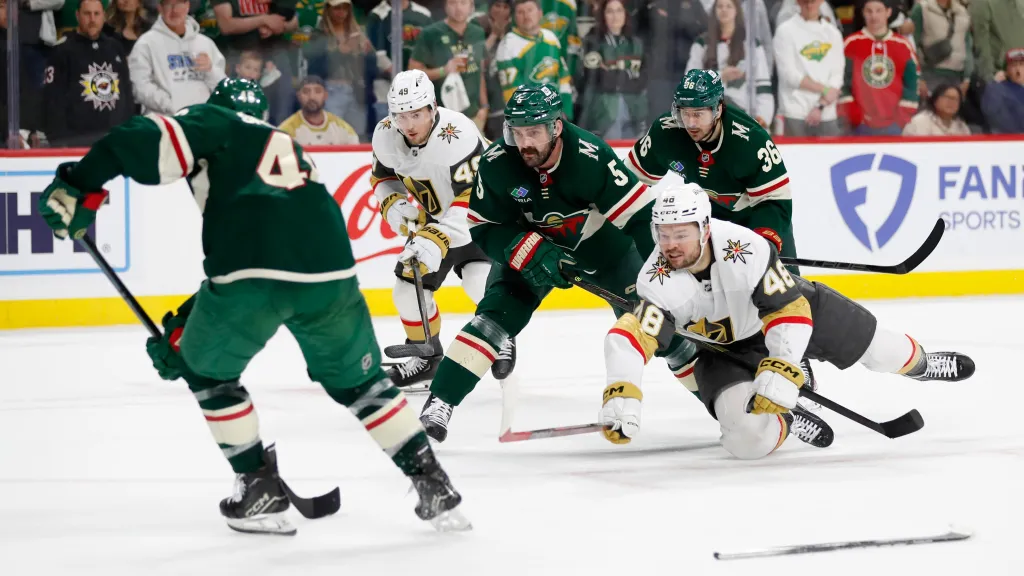 Tomáš Hertl (48) bojuje o puk v utkání Vegas s Minnesotou