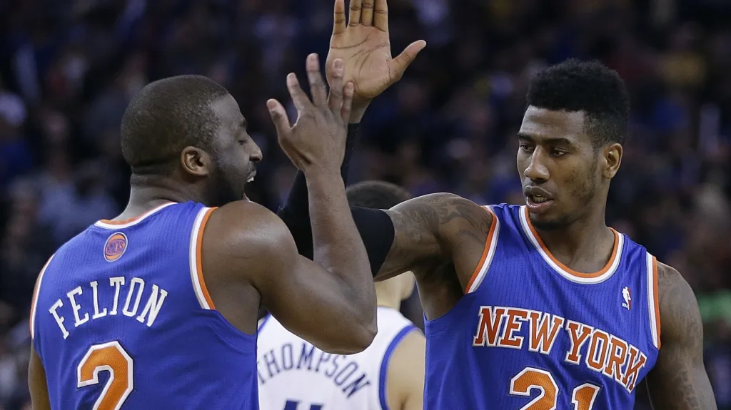 Raymond Felton slaví kos se svým spoluhráčem z New Yorku Imanem Shumpertem 