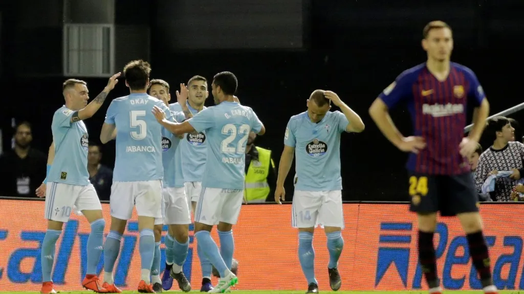 Fotbalisté Viga slaví vstřelenou branku v utkání s Barcelonou