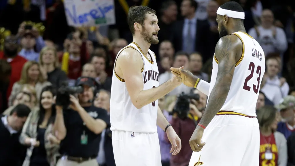 Kevin Love (vlevo) a LeBron James z Clevelandu