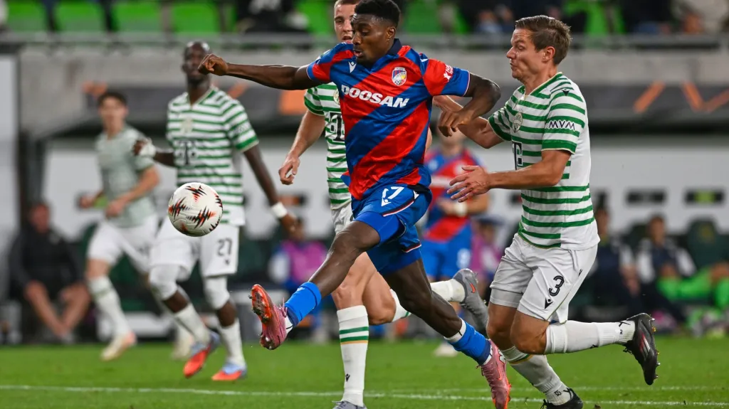 Plzeňský Rafiu Durosinmi v utkání proti Ferencvárosi