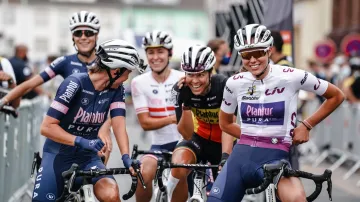 Julie de Wildová (vpravo) si s týmem užívá atmosféru na startu