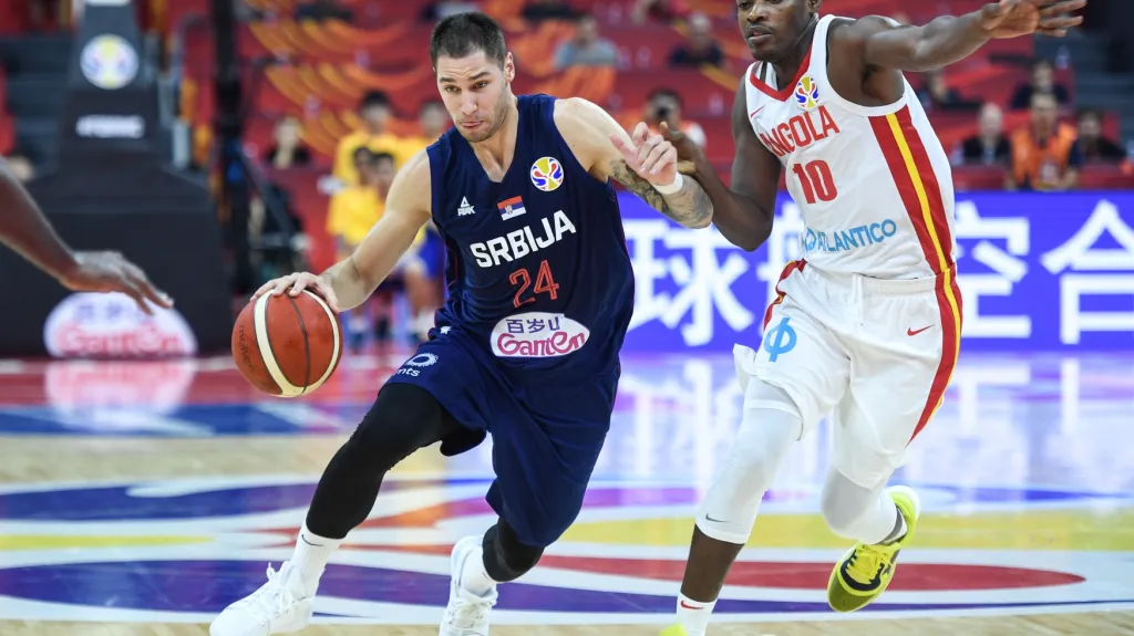 Stefan Jovič ze Srbska v utkání proti Angole