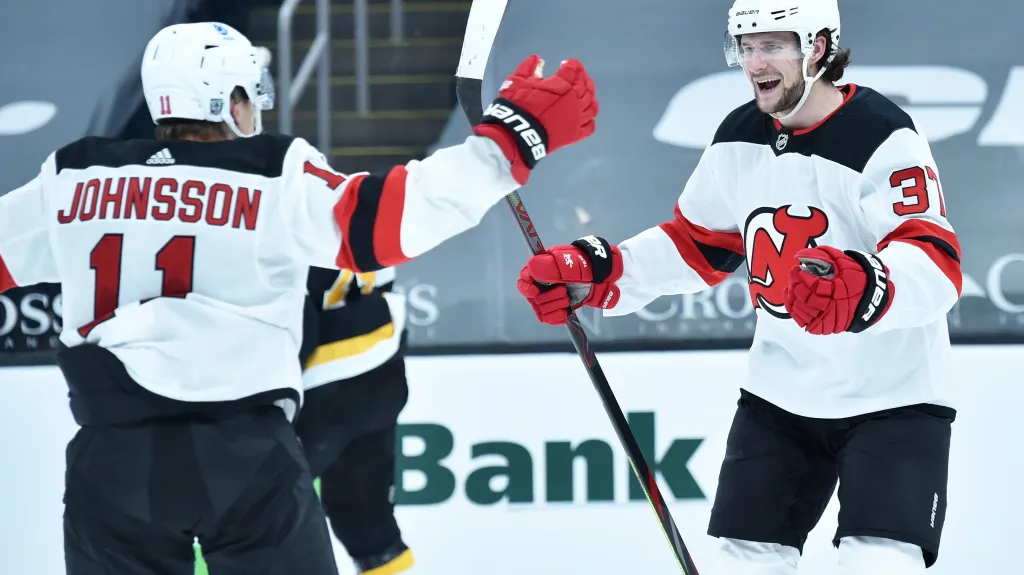 Pavel Zacha z New Jersey (vpravo) oslavuje gól v NHL