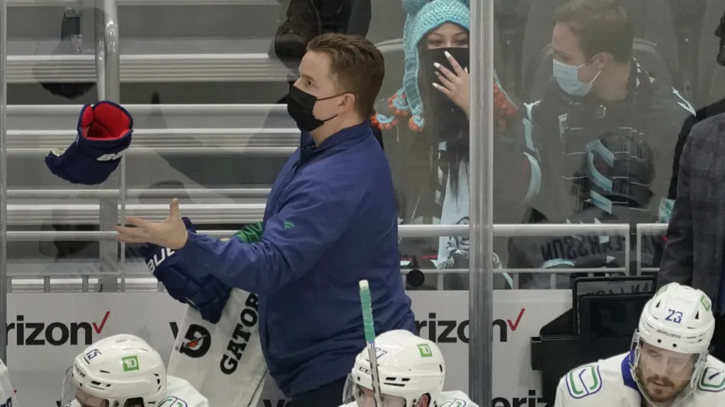 Kustod Vancouveru Brian Hamilton a za ním fanynka Nadia Popoviciová, která mu zachránila život