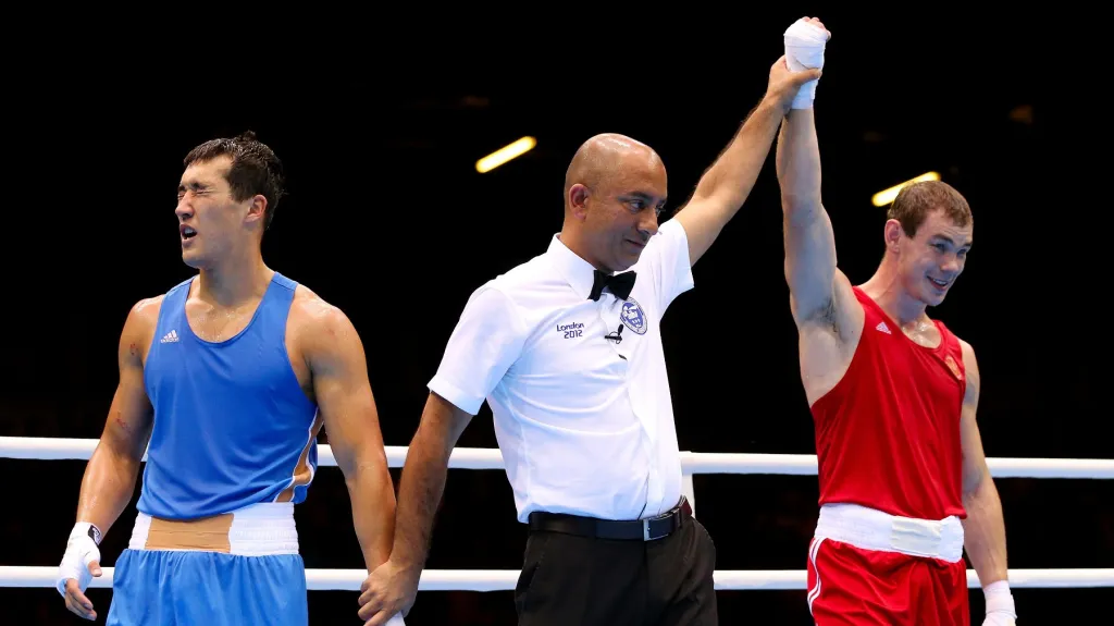 Rus Egor Mekhontcev slaví vítězství po finálovém zápase lehké váhy boxu