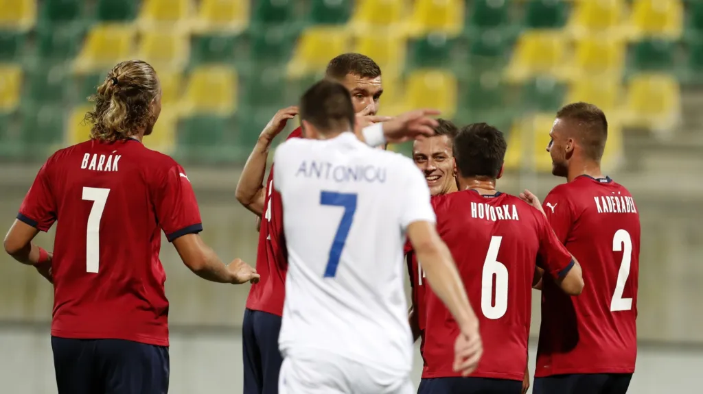 Tomáš Holeš (třetí zprava) slaví gól v reprezentačním dresu proti Kypru