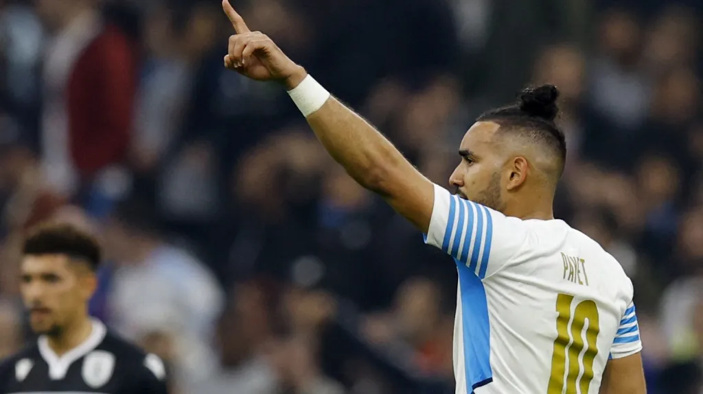 Dimitri Payet z Marseille oslavuje gól v síti PAOKu