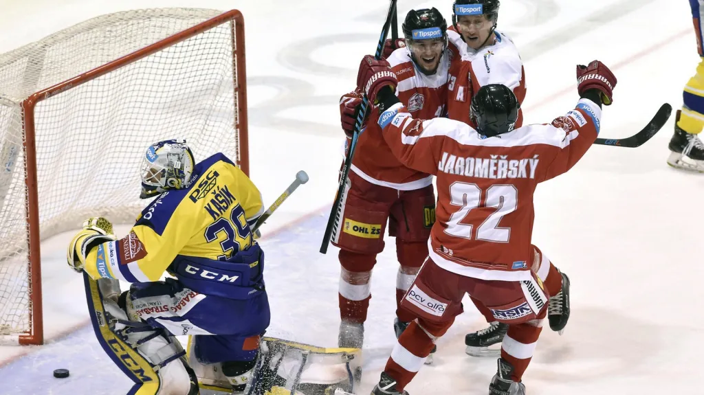 Petr Strapáč se raduje se spoluhráči