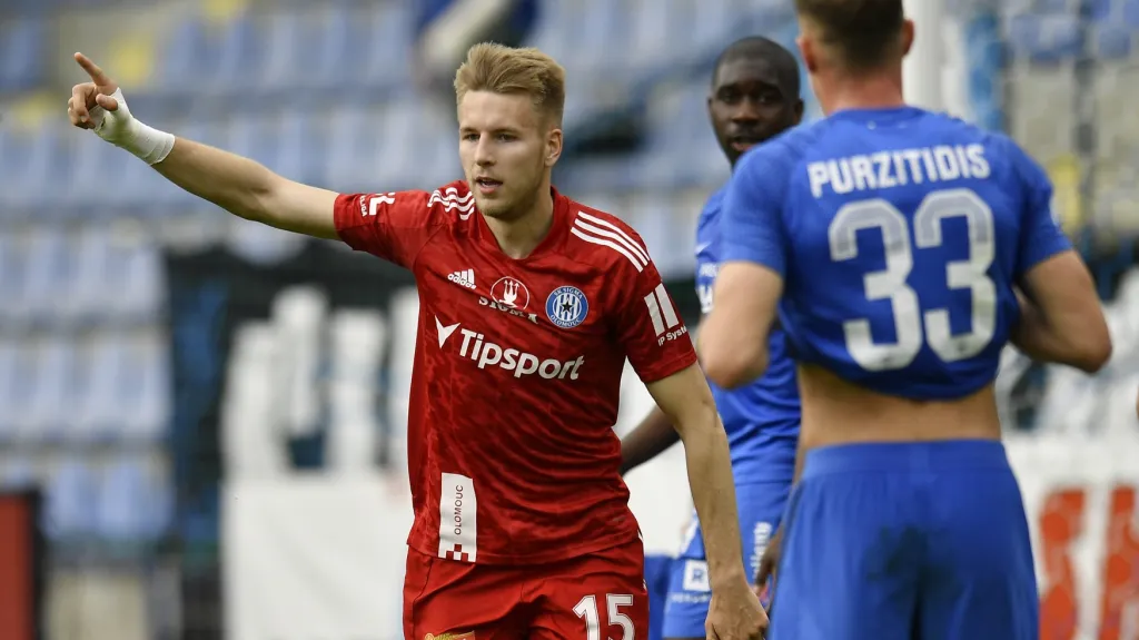Ondřej Zmrzlý z Olomouce oslavuje gól v Liberci
