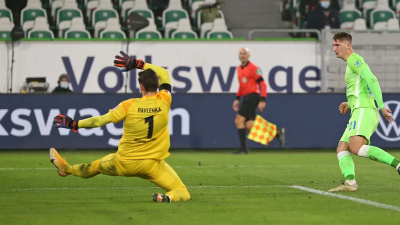 Pavlenka inkasuje v zápase s Wolfsburgem
