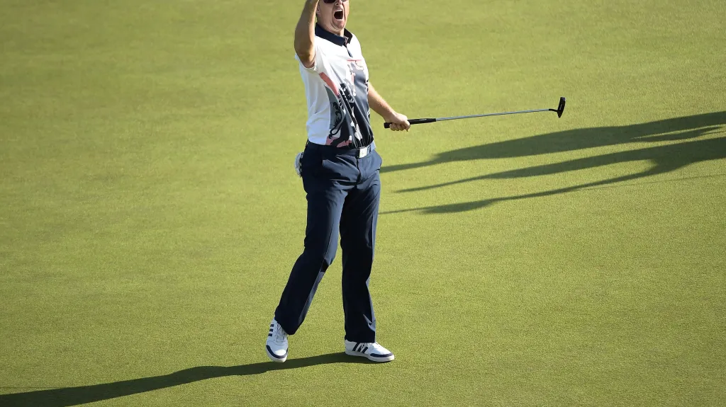 Justin Rose se raduje z vítězství na olympijských hrách v Riu