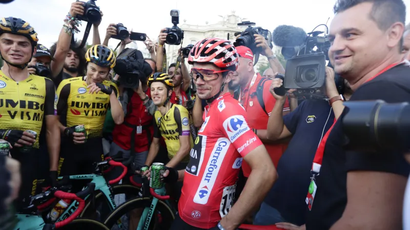 Primož Roglič spolu se svým týmem po vítězství na Vueltě 2019