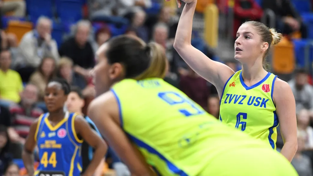 Karolína Elhotová z USK hází šestku