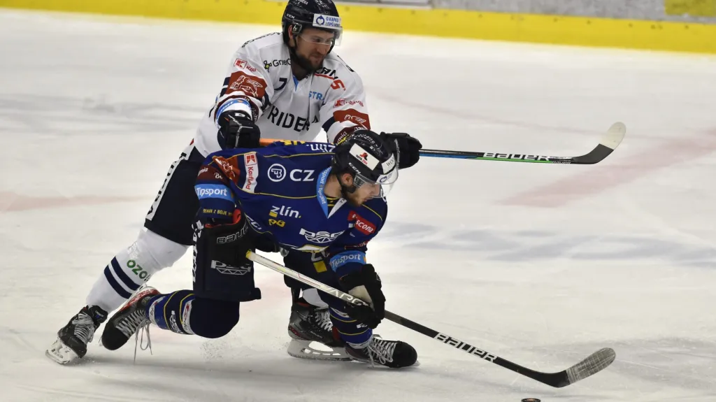 Tobias Lindberg z Vítkovic v souboji s Patriksem Zabusovsem ze Zlína