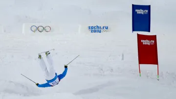 Finský lyžařský akrobat Ville Miettunen při pádu během kvalifikace