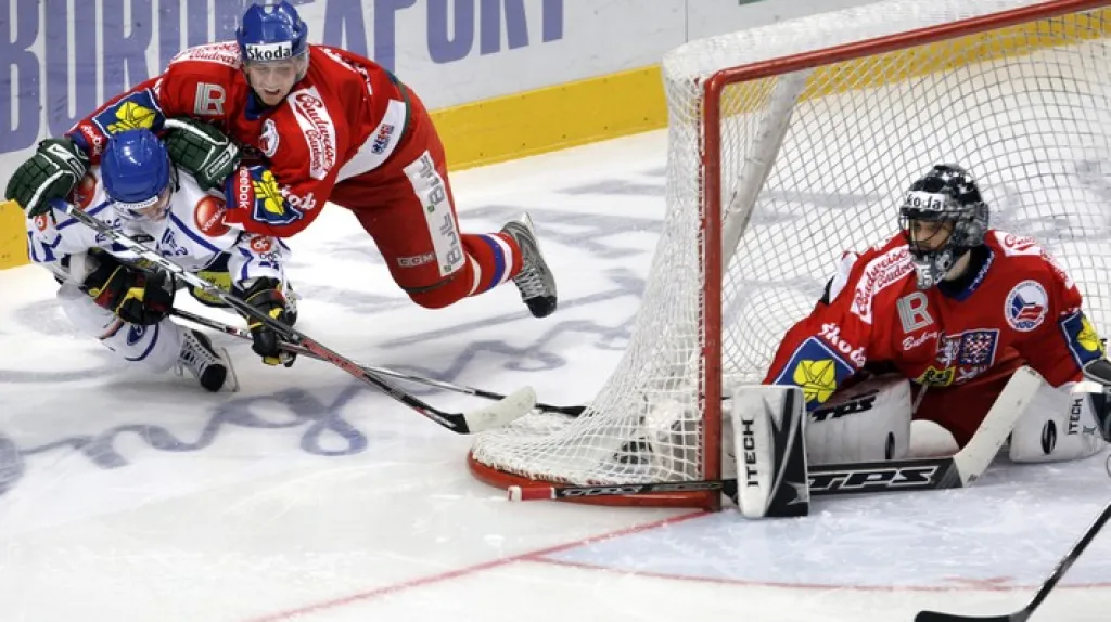 Kristian Kuusela a Petr Čáslava v souboji za českou brankou