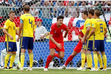 Angličan Harry Maguire se raduje z gólu v síti Švédska