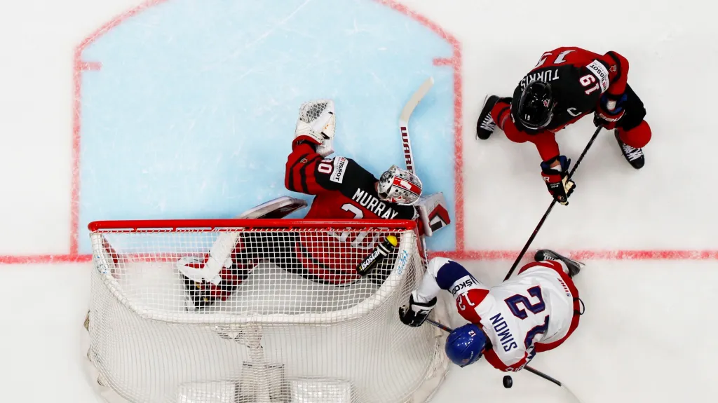 Dominik Simon se snaží prosadit v zápase s Kanadou