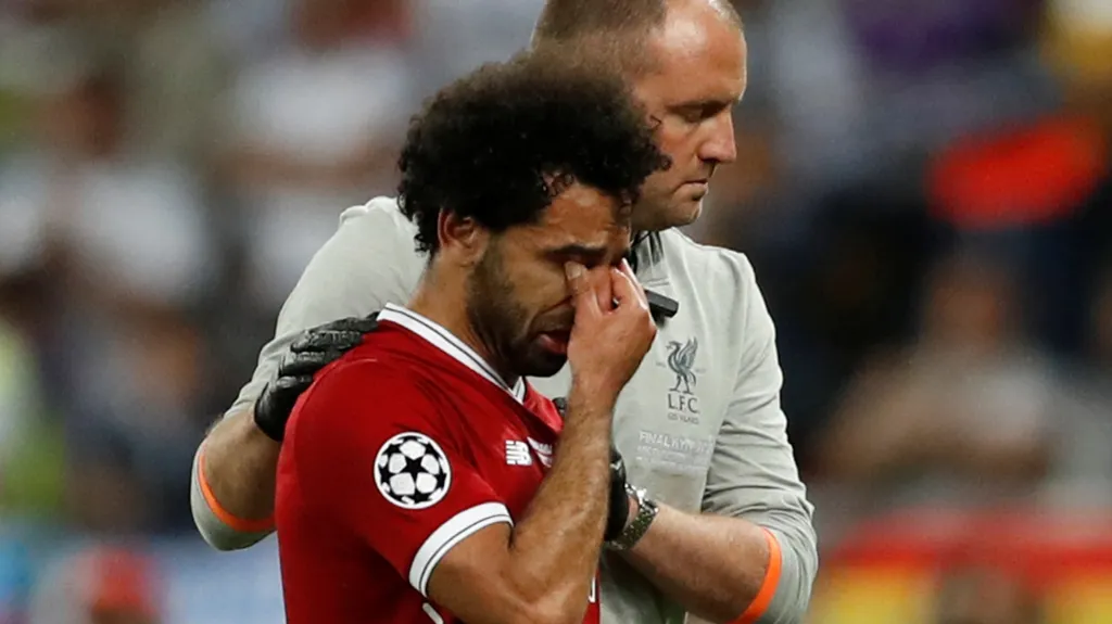 Mohamed Salah z Liverpoolu odchází ze hřiště po zranění ramene