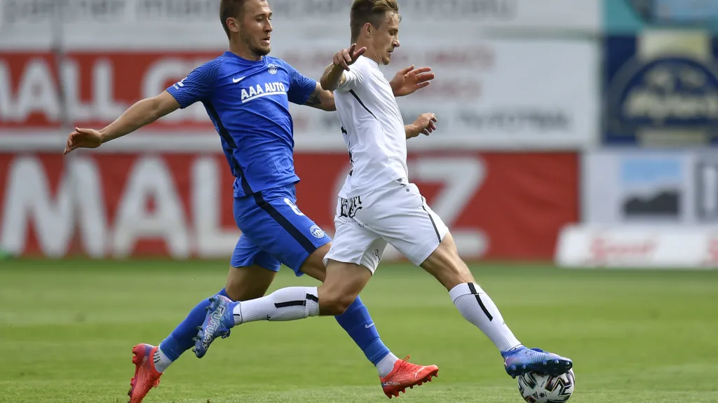 Liberecký Filip Havelka v souboji s Adamem Vlkanovou z Hradce