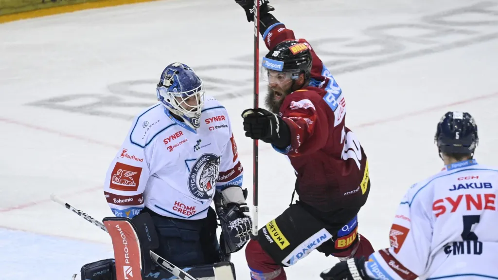 Sparťan Adam Polášek se raduje z gólu v síti Liberce